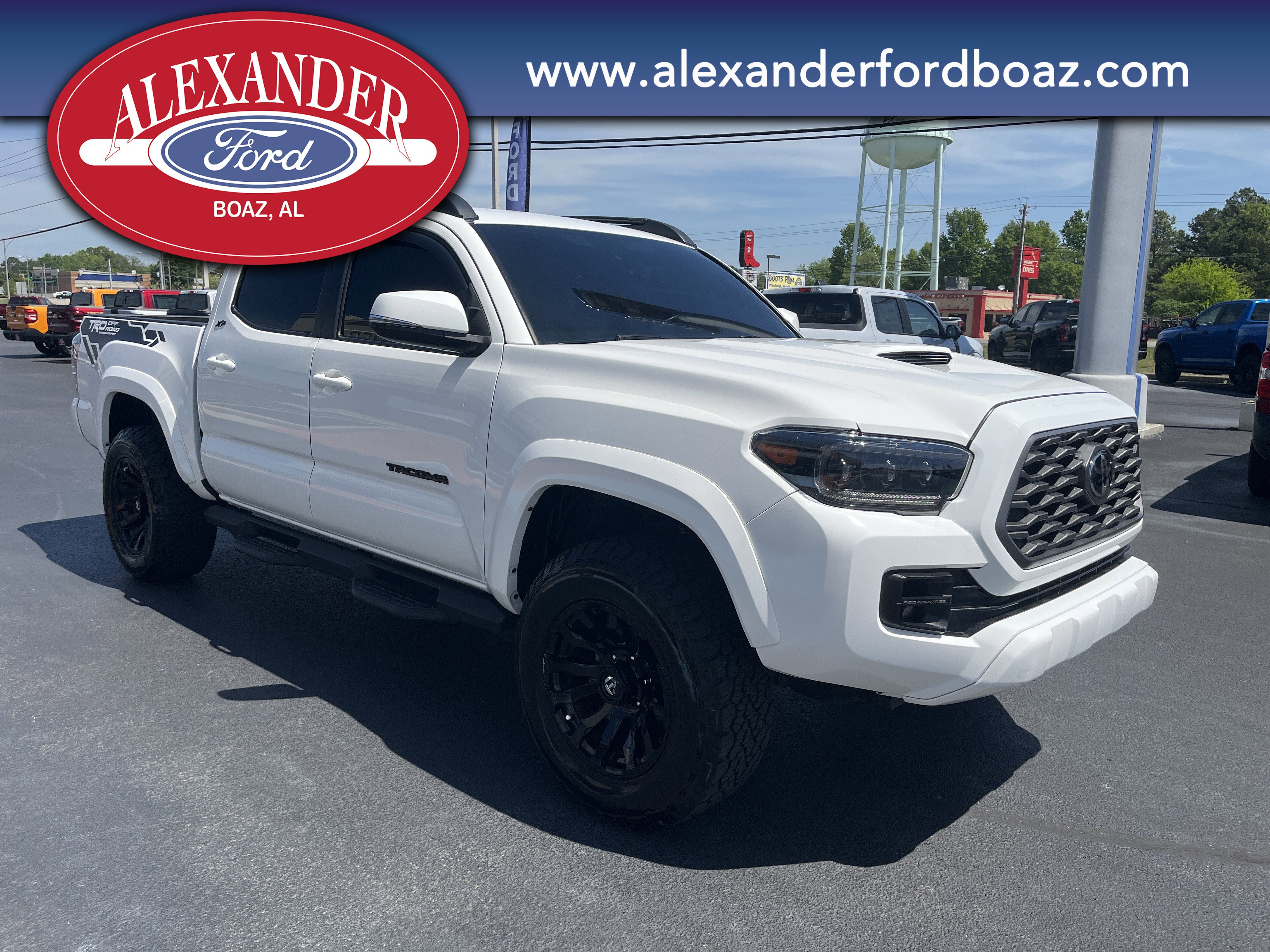 Used 2022 Toyota Tacoma TRD Sport w/ Technology Package RWD image 3