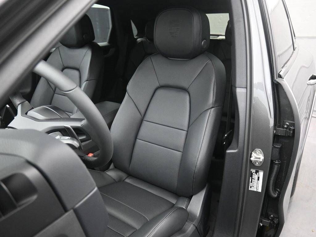 Certified 2025 Porsche Cayenne image 5