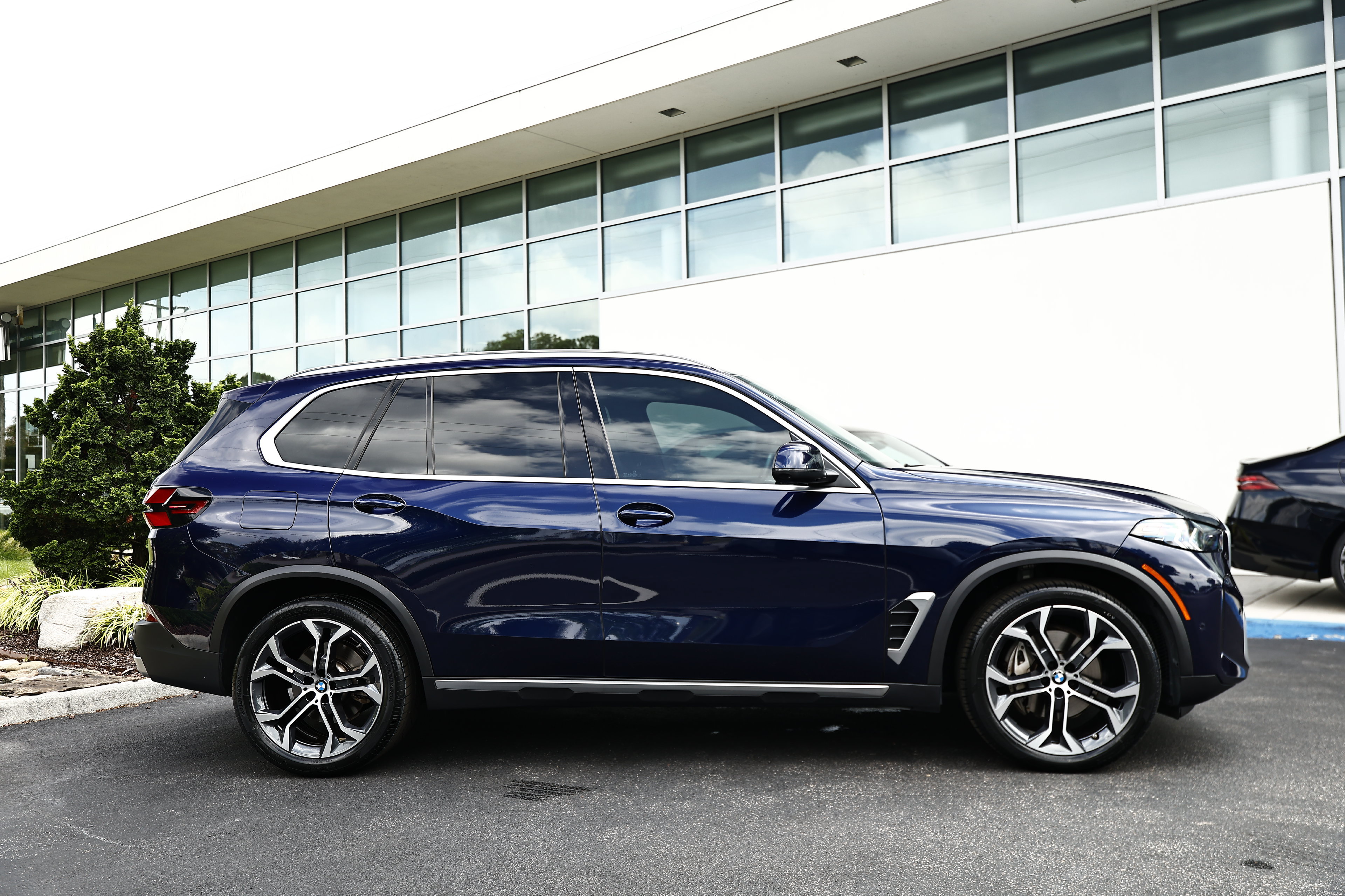 Used 2025 BMW X5 xDrive40i w/ Premium Package AWD/4WD image 4