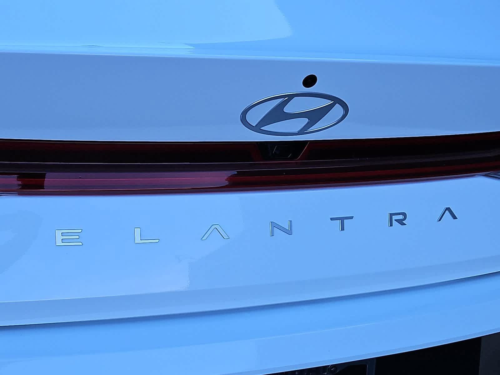 Used 2025 Hyundai Elantra SEL w/ Cargo Package FWD image 11
