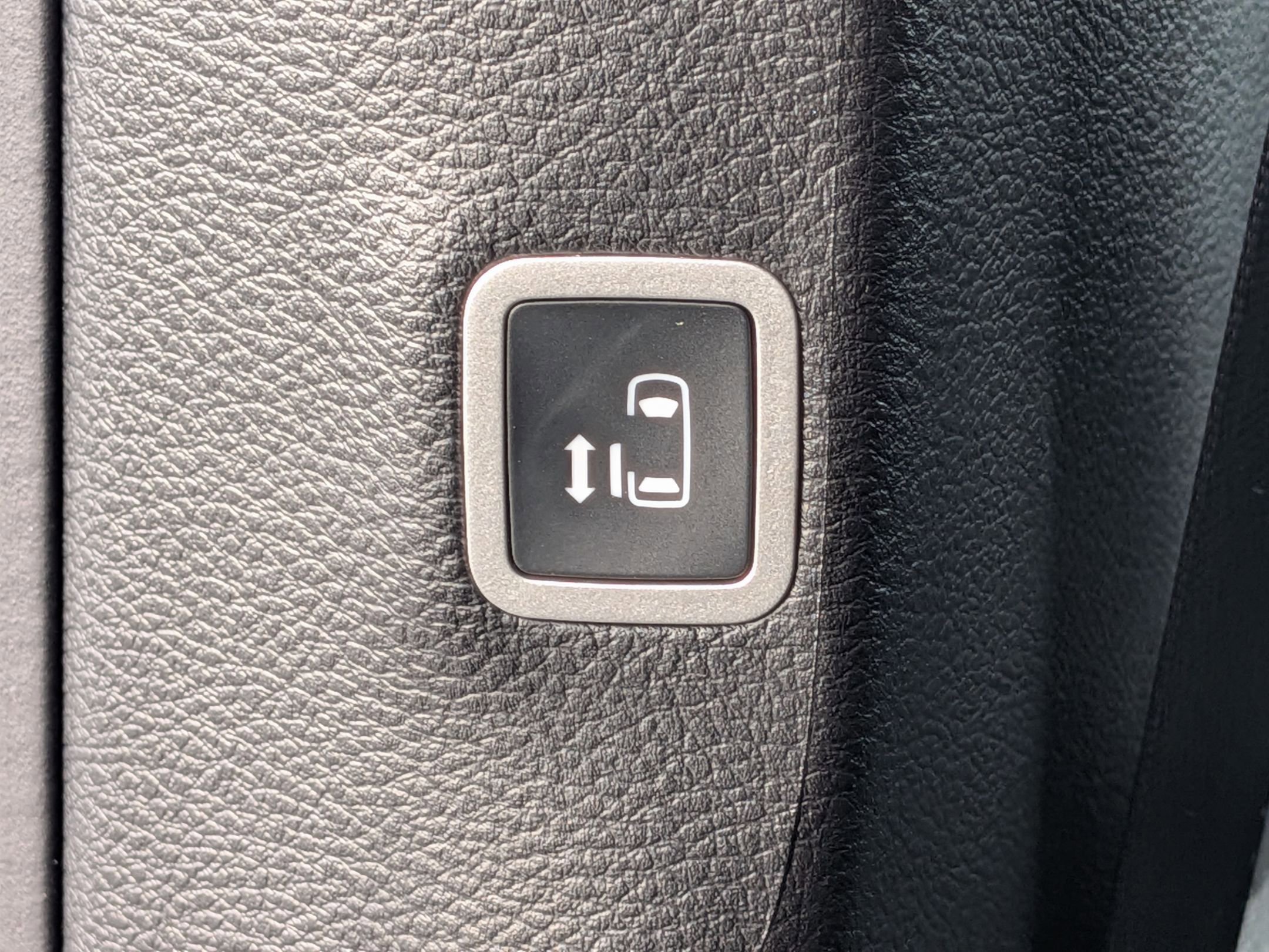 New 2026 Chrysler Pacifica Limited w/ Uconnect Theater Family Group image 33