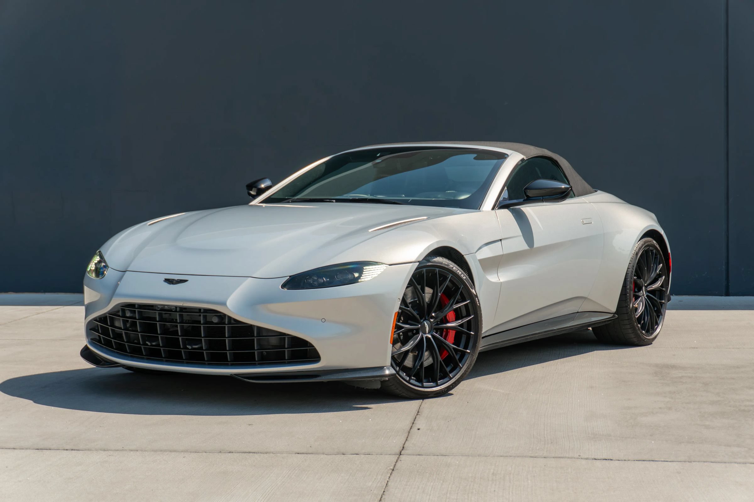 Used 2022 Aston Martin V8 Vantage Roadster RWD image 3
