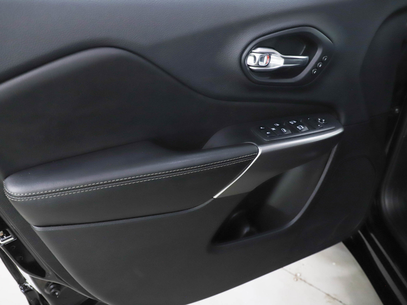 Used 2019 Jeep Cherokee Overland w/ Technology Group image 24