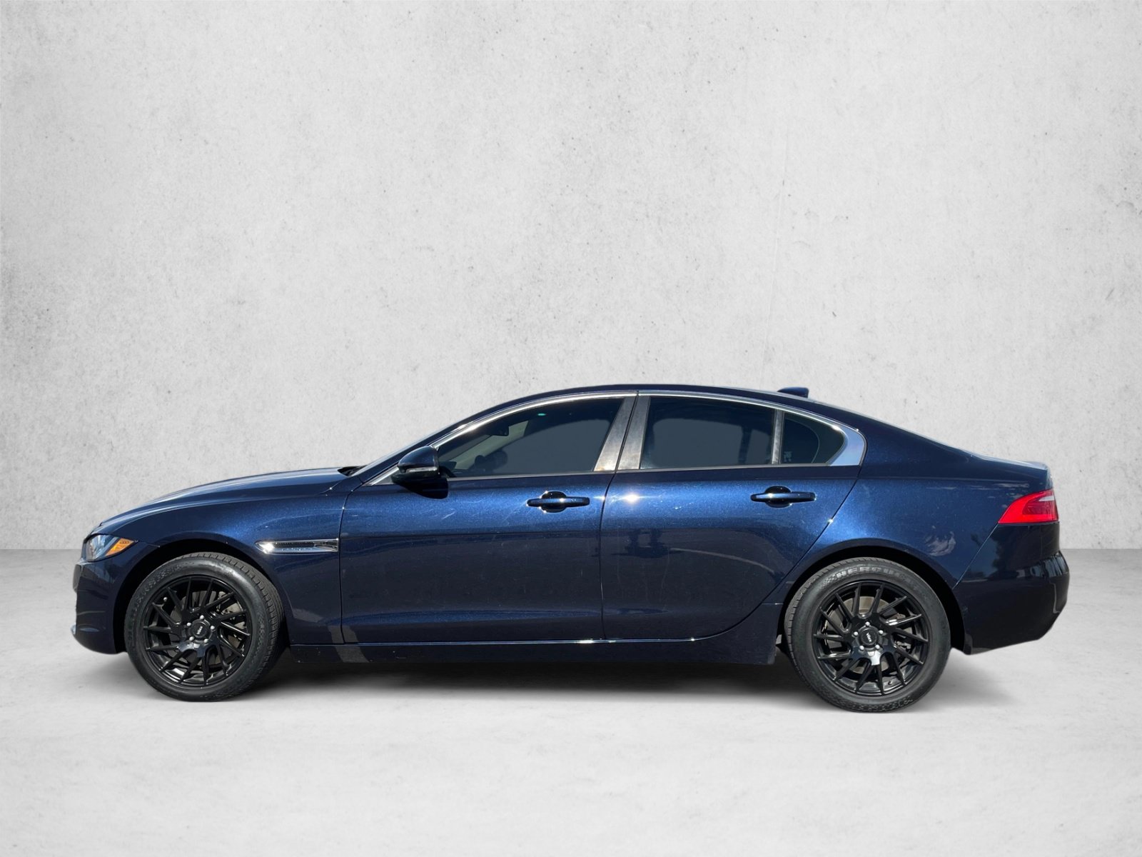 Used 2018 Jaguar XE Premium AWD/4WD image 8