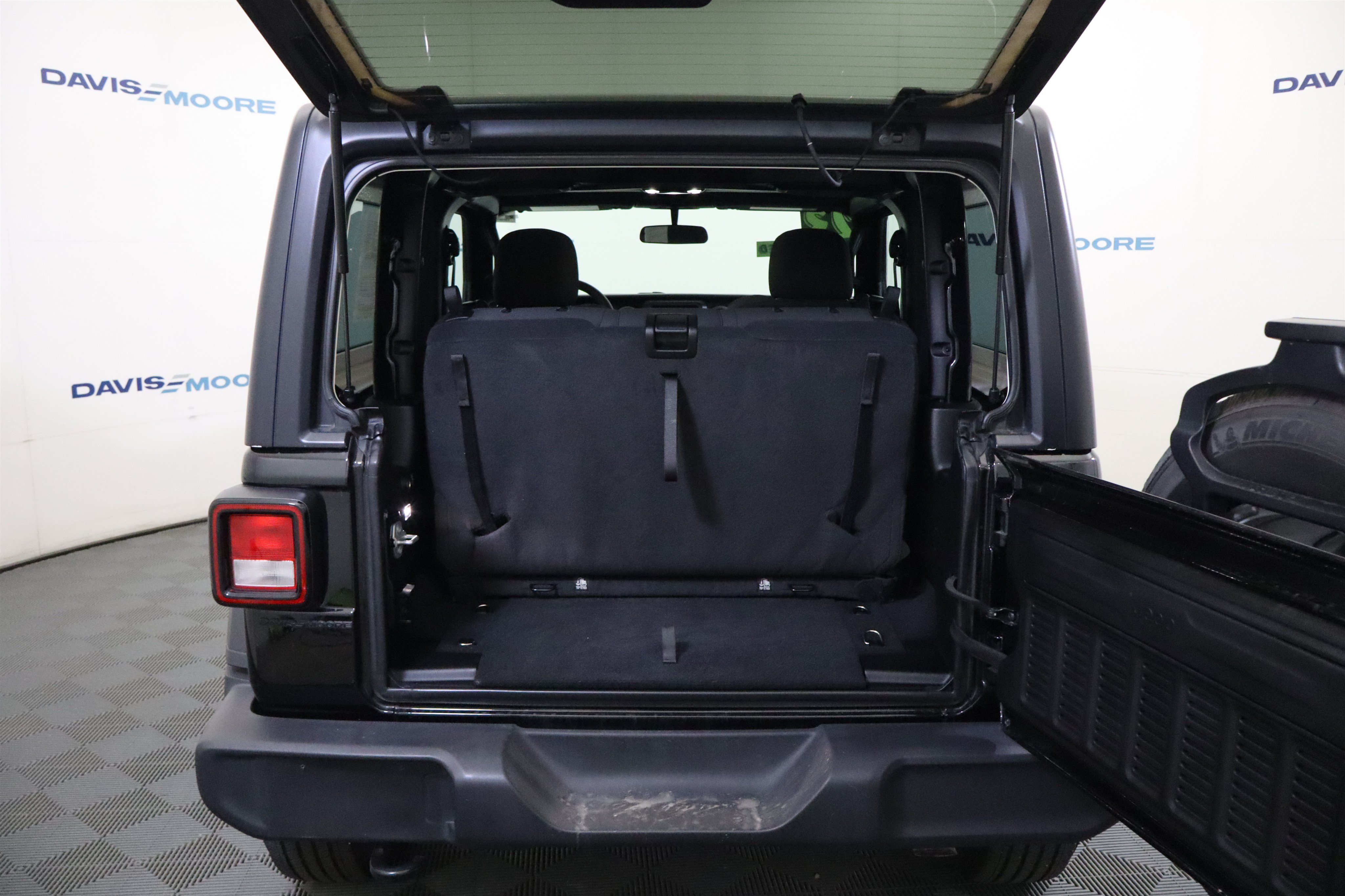 Used 2023 Jeep Wrangler Sport AWD/4WD image 9