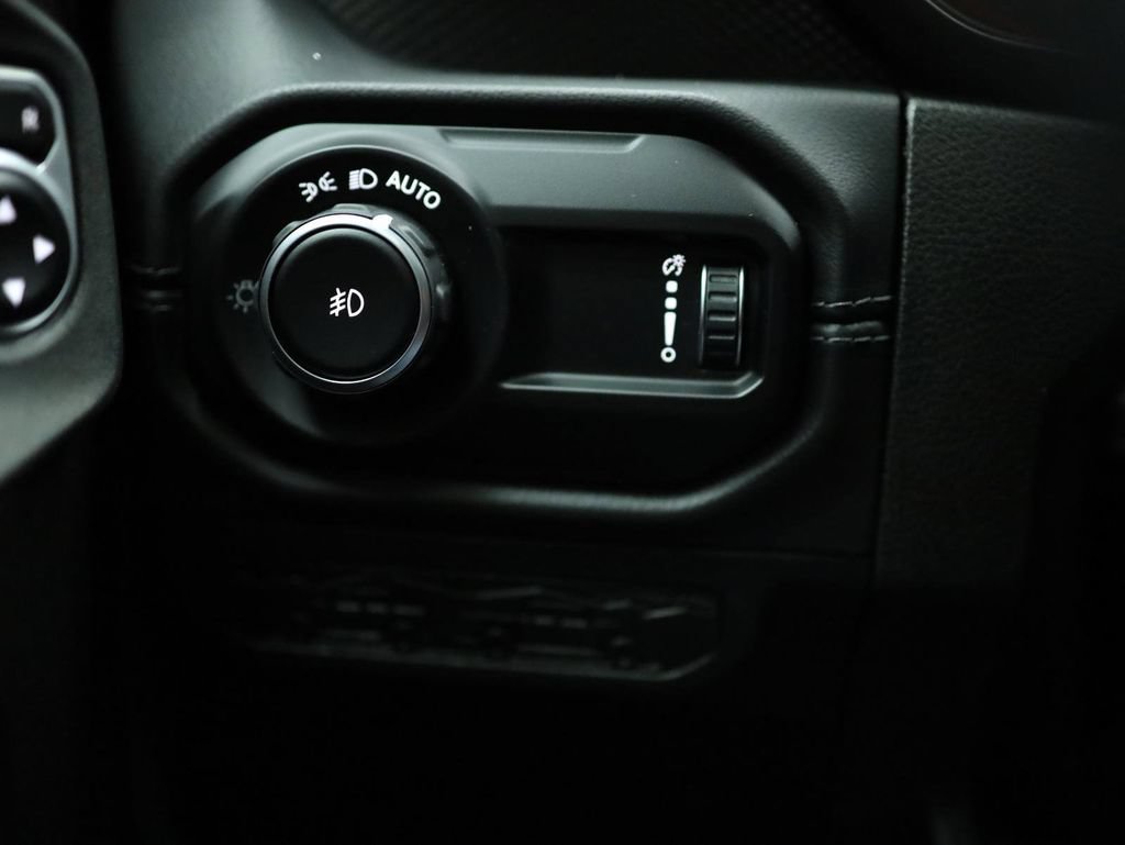 Used 2025 Jeep Wrangler Unlimited Rubicon AWD/4WD image 45
