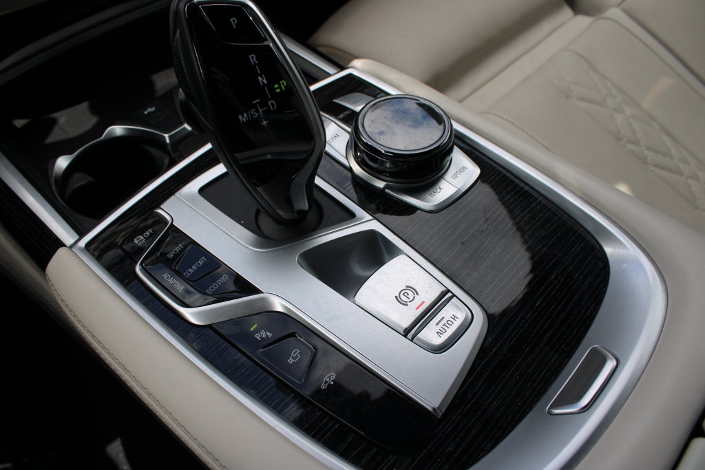 Used 2021 BMW 740i w/ M Sport Package RWD image 21