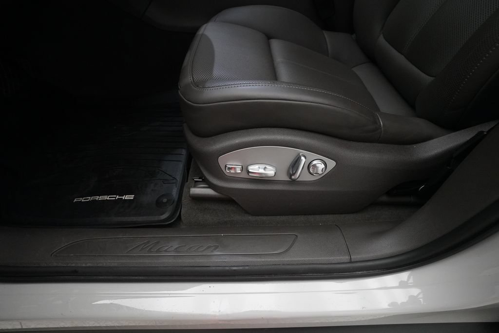 Certified 2023 Porsche Macan AWD/4WD image 12