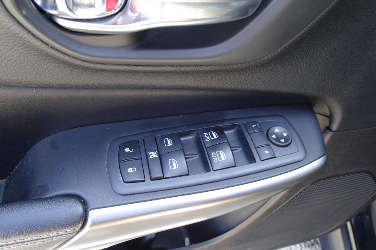 Used 2020 Jeep Cherokee Latitude Plus w/ Cold Weather Group AWD/4WD image 11