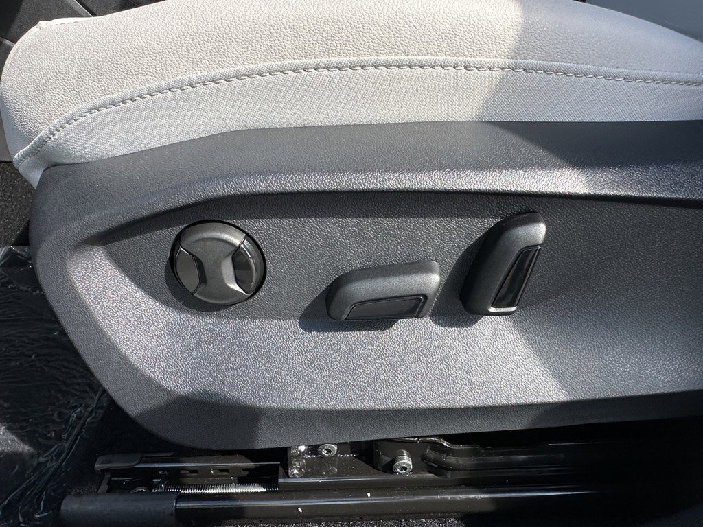 New 2025 Volkswagen Taos SE image 16