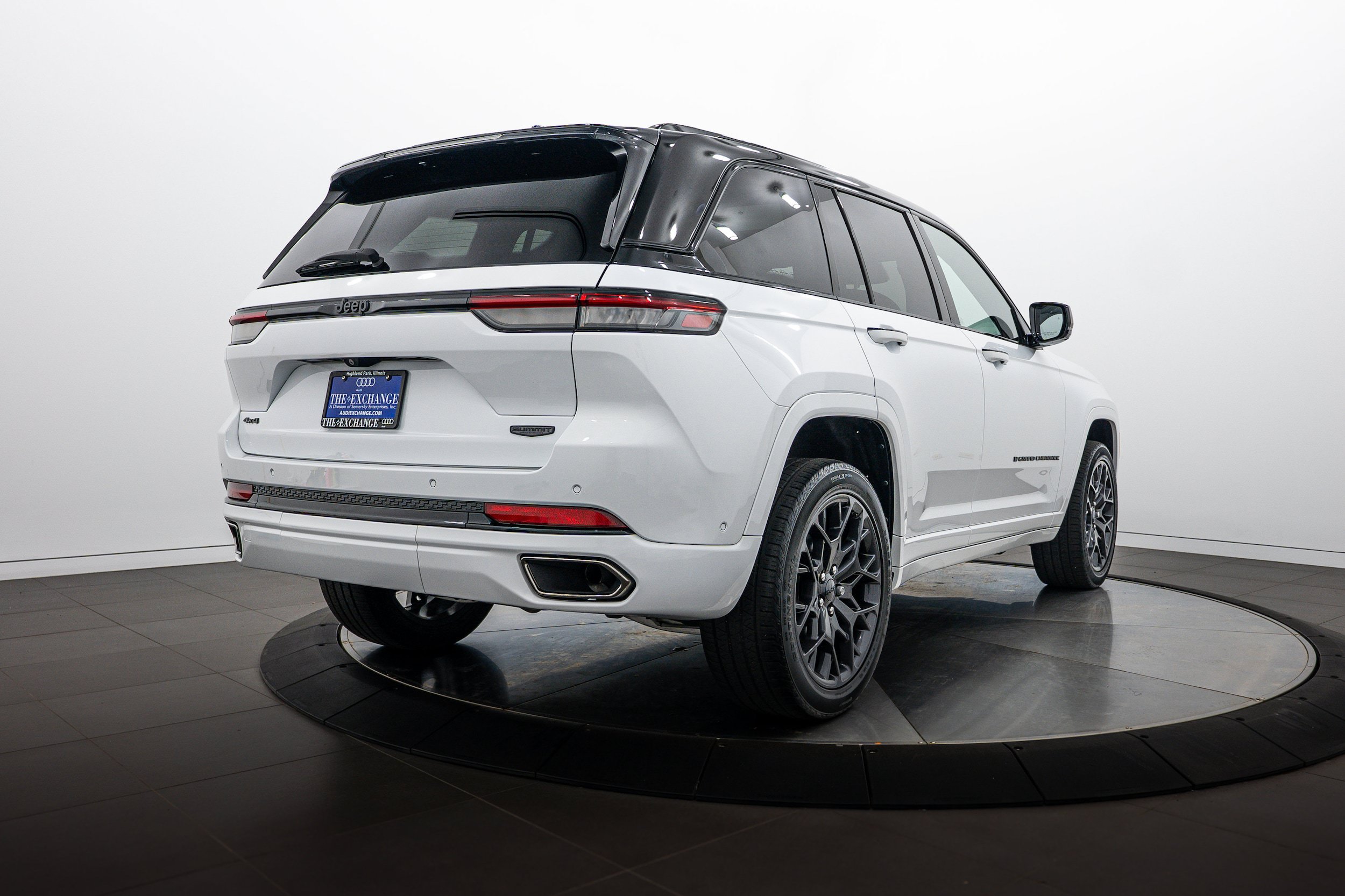 Used 2025 Jeep Grand Cherokee Summit AWD/4WD image 4
