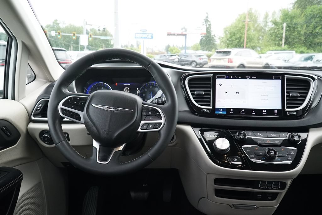 Used 2022 Chrysler Pacifica Touring-L FWD image 10