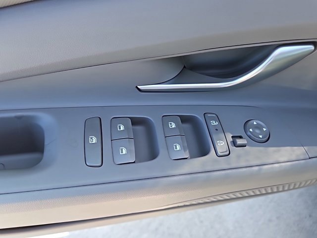 Certified 2025 Hyundai Elantra SEL image 17