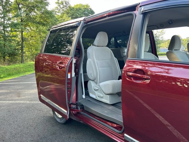 Used 2015 Toyota Sienna LE FWD image 13