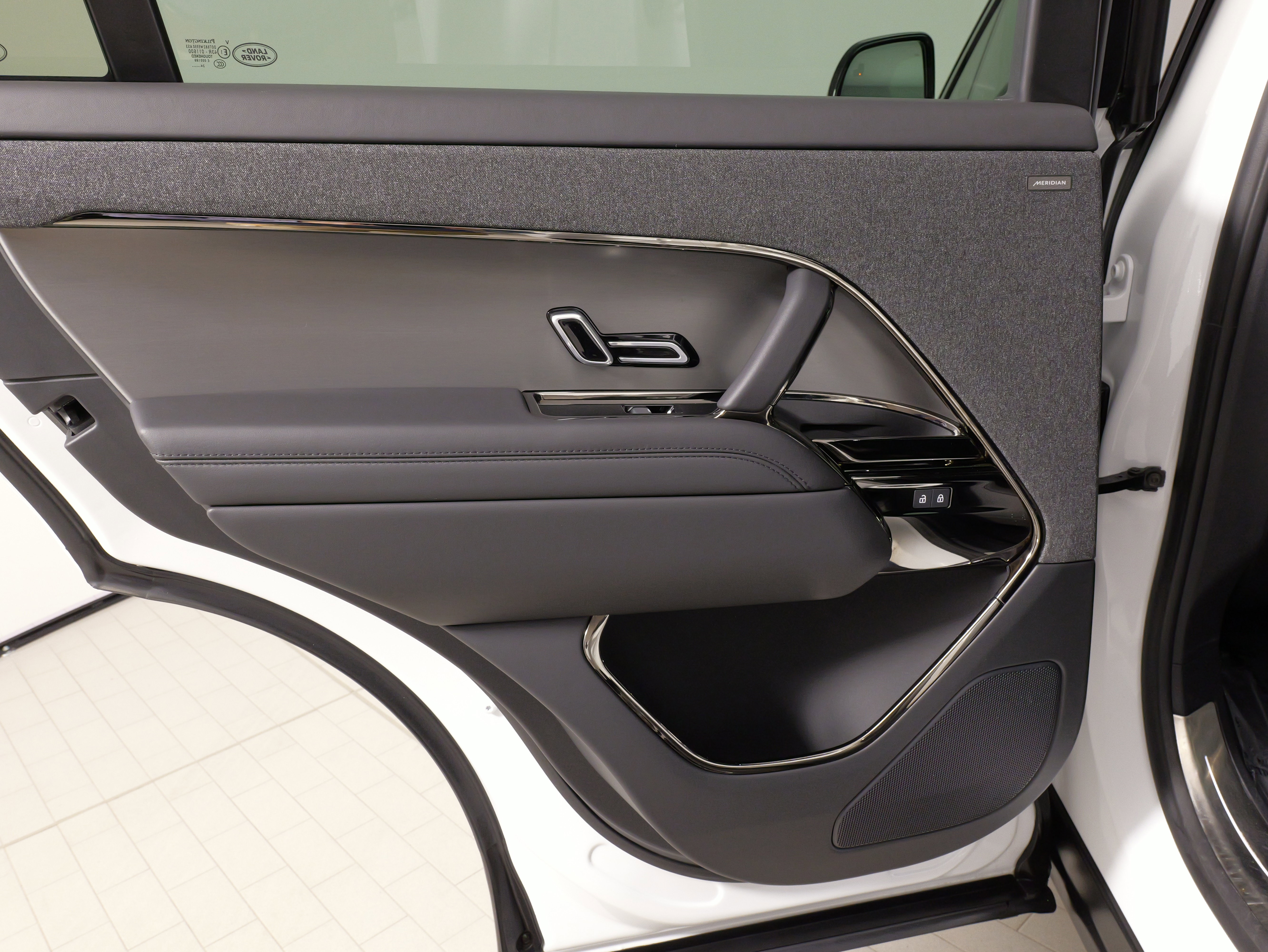 Used 2025 Land Rover Range Rover Sport SE image 32