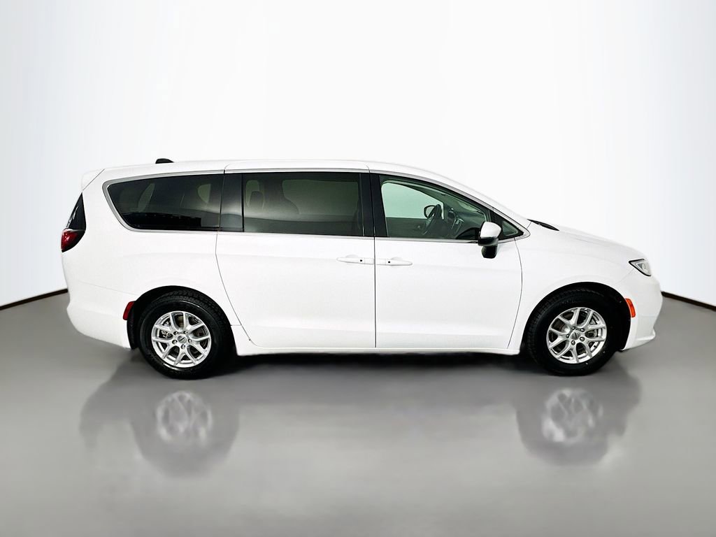 Used 2023 Chrysler Pacifica Touring-L FWD image 8