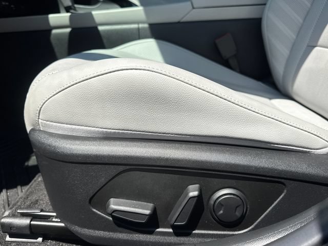 Used 2026 Hyundai Elantra Limited FWD image 14