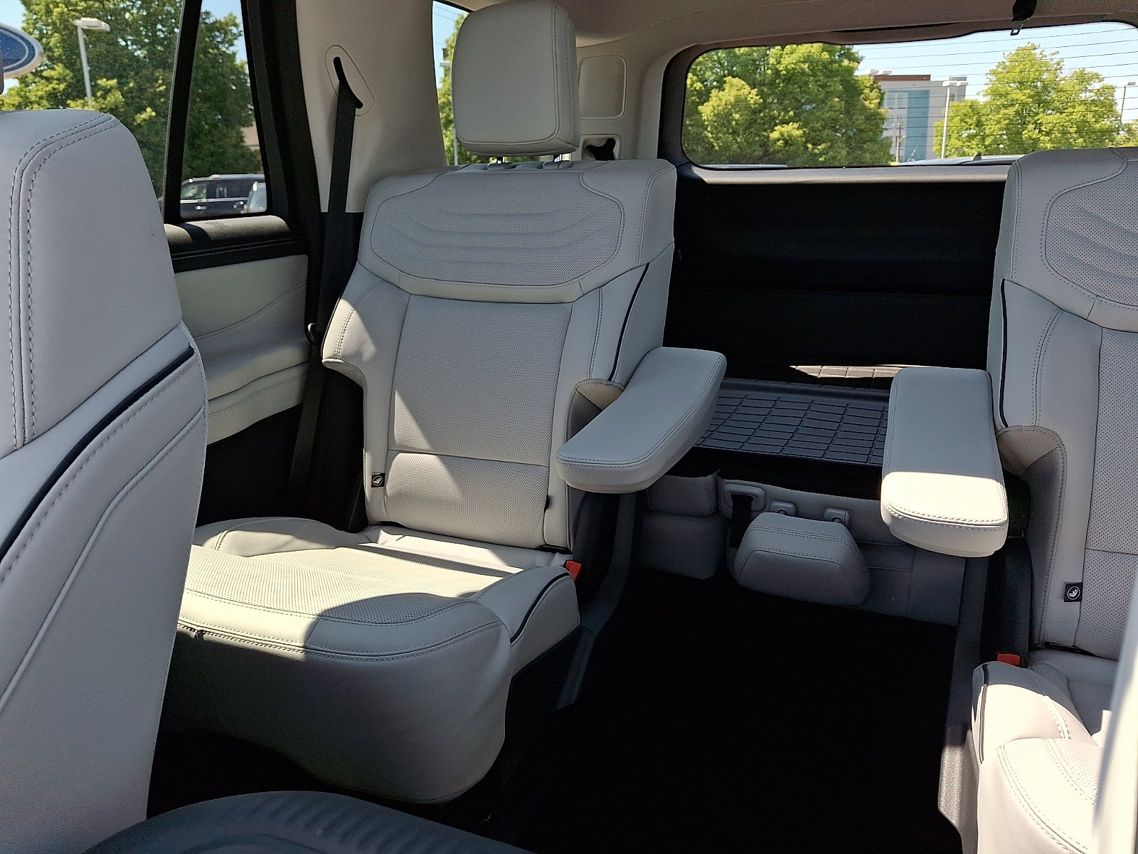Certified 2025 Ford Expedition Platinum w/ Platinum Ultimate Package AWD/4WD image 18