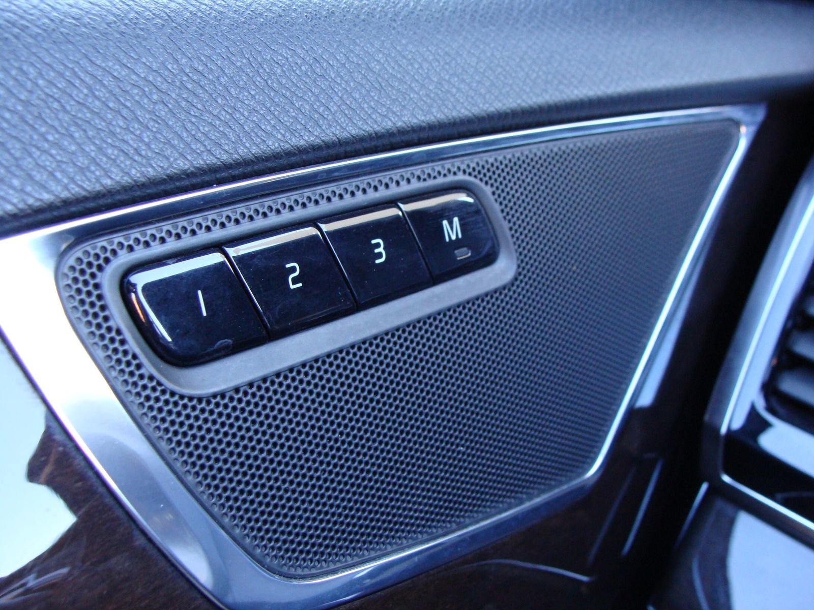 Used 2016 Volvo XC90 T6 Momentum w/ Momentum Plus Package image 30