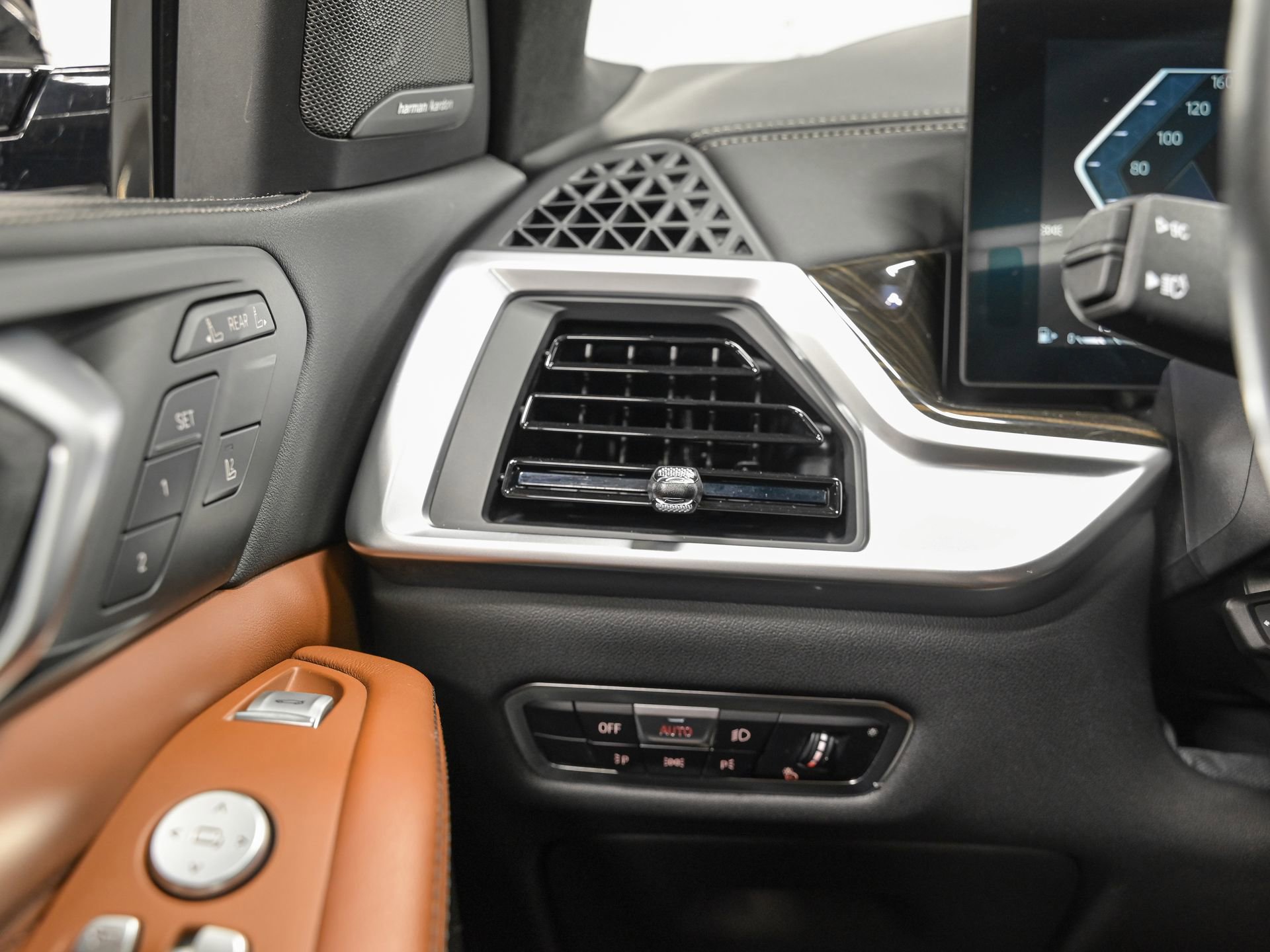 Used 2023 BMW X7 xDrive40i w/ M Sport Package AWD/4WD image 18