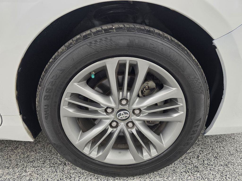 Used 2017 Toyota Camry SE w/ Moonroof Package FWD image 32
