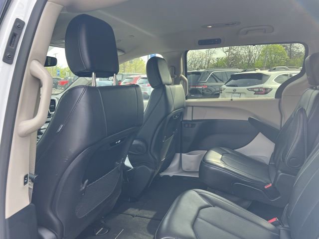 Used 2024 Chrysler Pacifica Touring-L FWD image 17