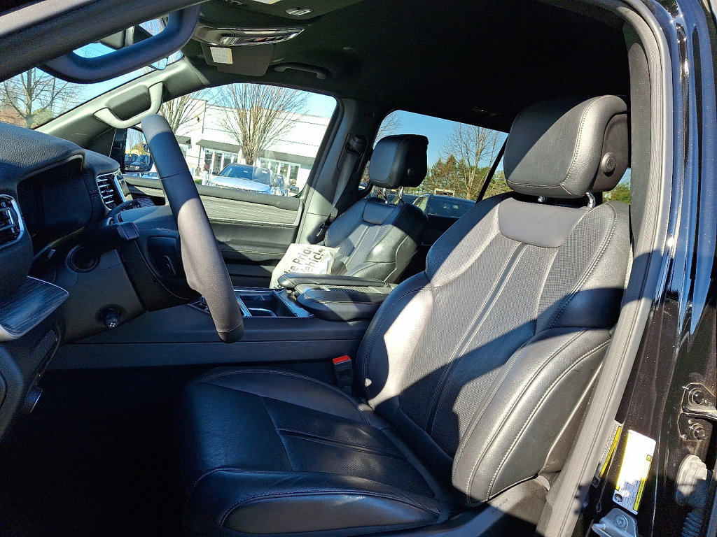 Certified 2024 Jeep Wagoneer L Series II w/ Flexible Seating Group image 24