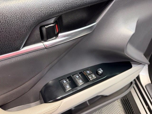 Used 2018 Toyota Camry XLE FWD image 12