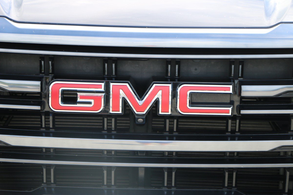 Used 2024 GMC Yukon AT4 w/ Technology Package AWD/4WD image 12