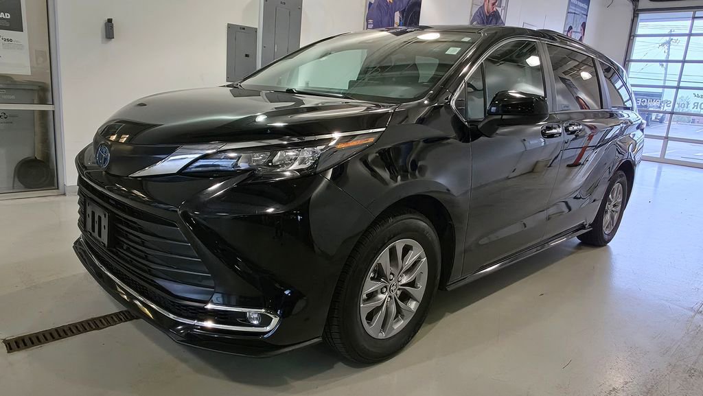 Used 2024 Toyota Sienna XLE image 4