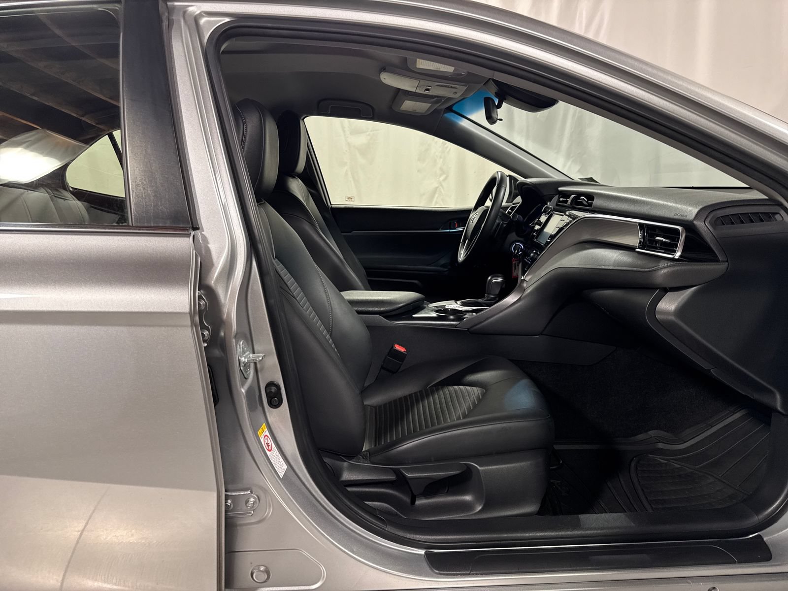 Used 2018 Toyota Camry SE FWD image 18