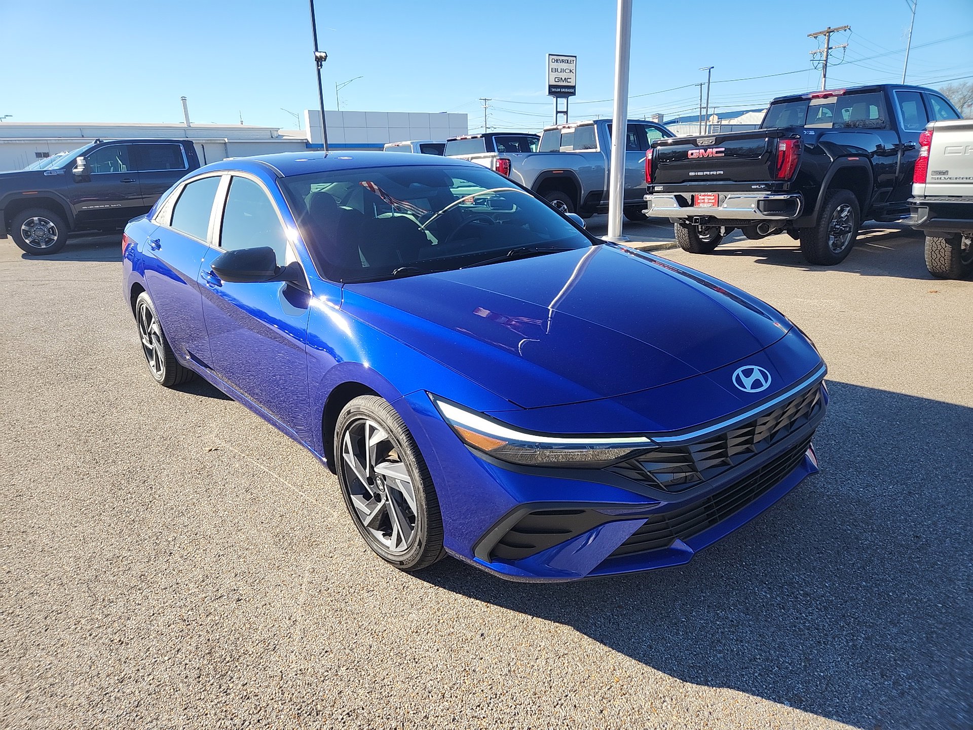 Used 2025 Hyundai Elantra SEL w/ Cargo Package image 2