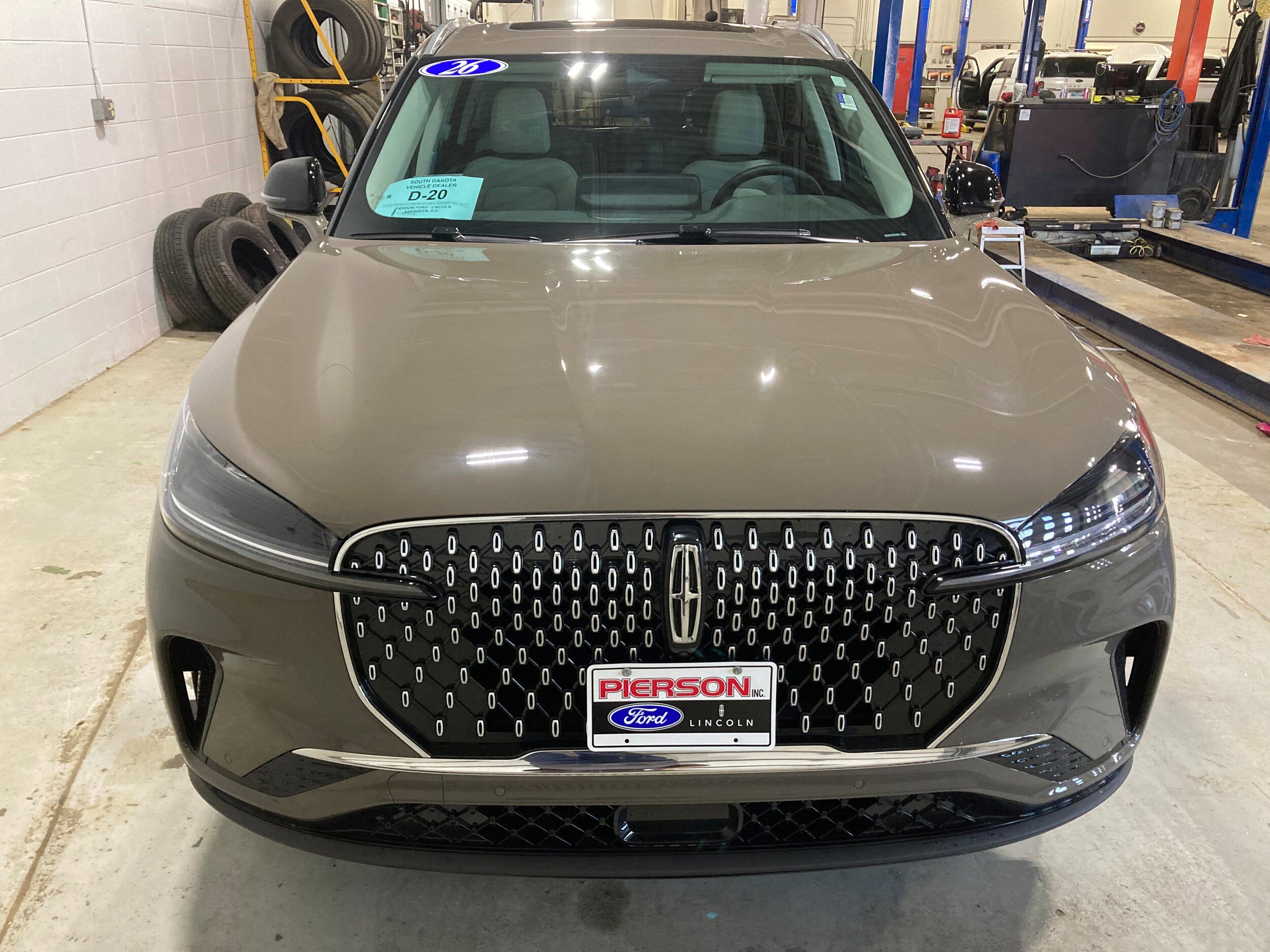 Used 2026 Lincoln Aviator AWD image 2