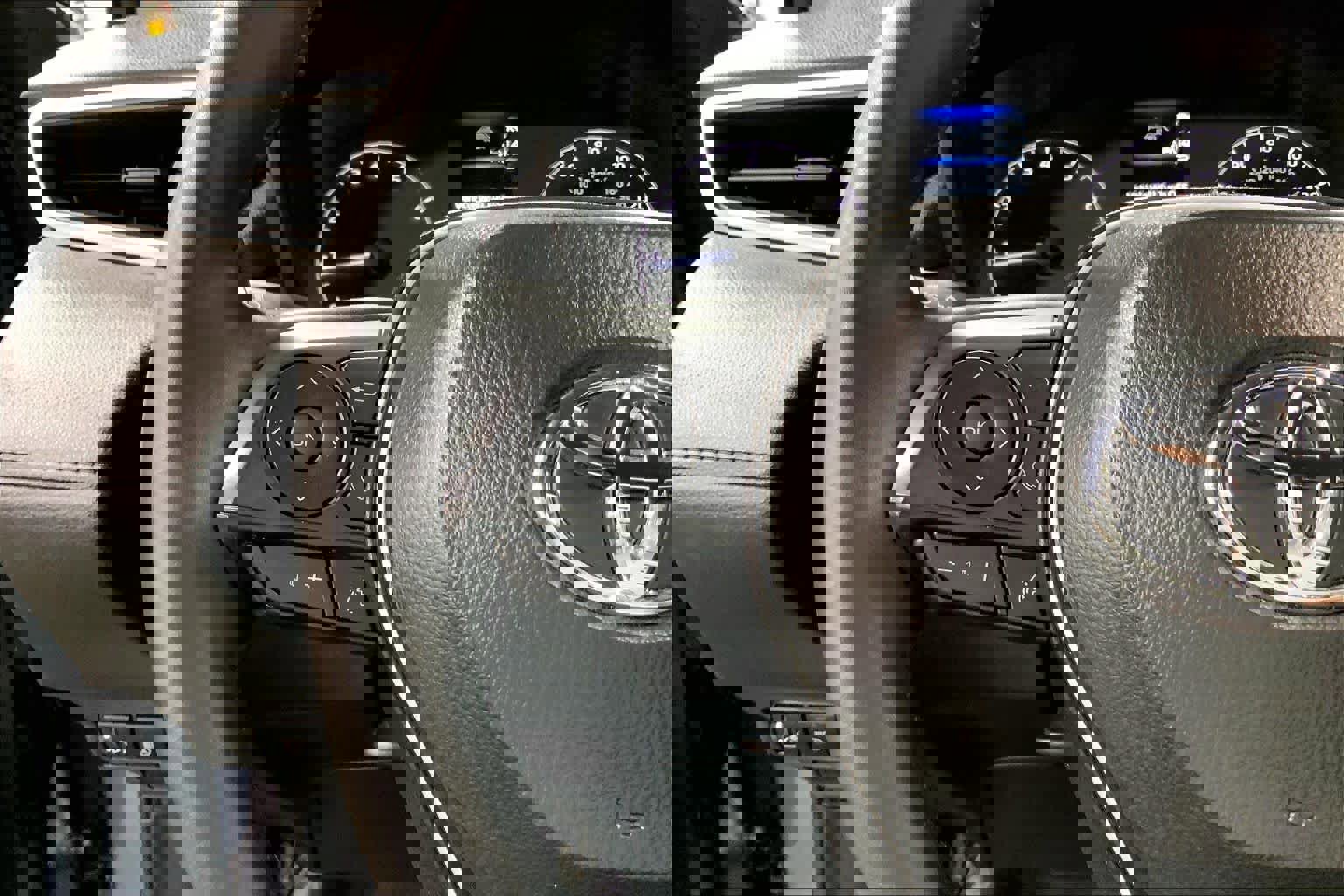 Used 2025 Toyota Corolla Cross LE image 24