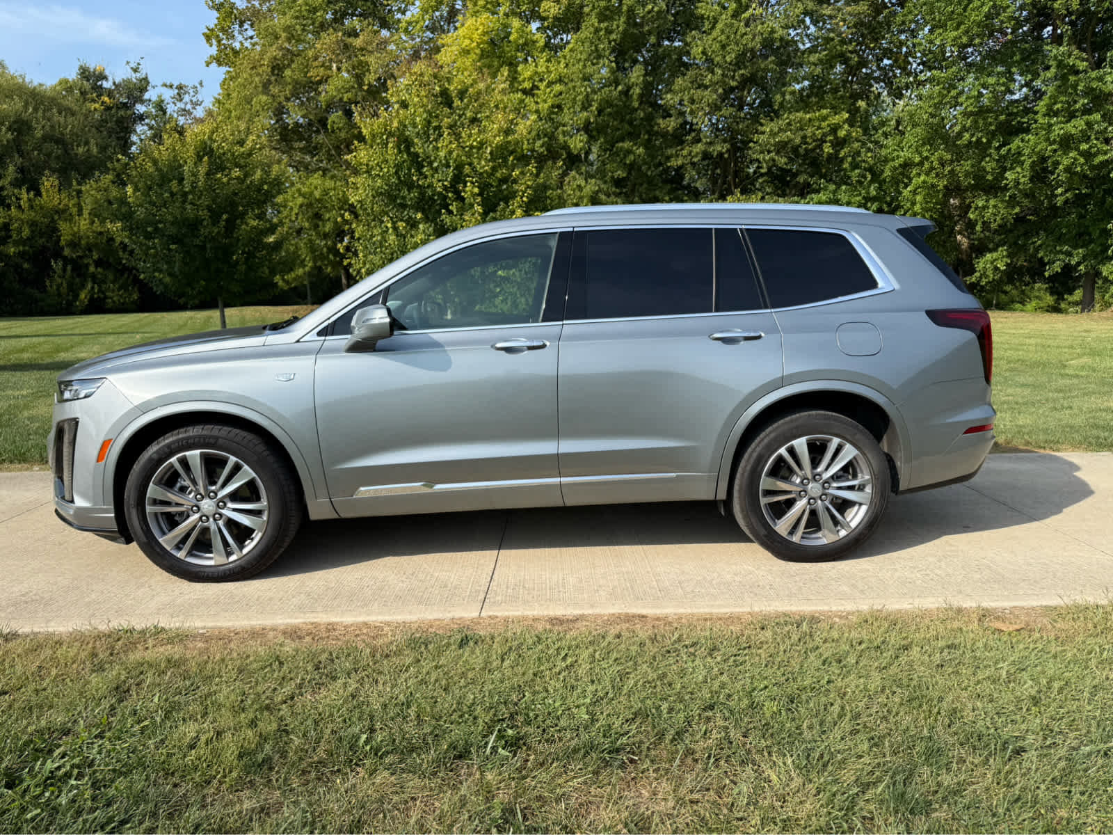 Used 2025 Cadillac XT6 Premium Luxury image 2