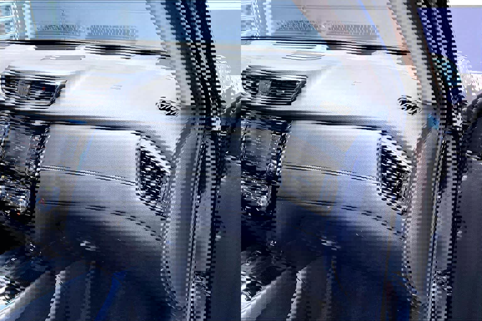 Used 2019 Nissan Rogue SV w/ Sun & Sound Touring Package image 17