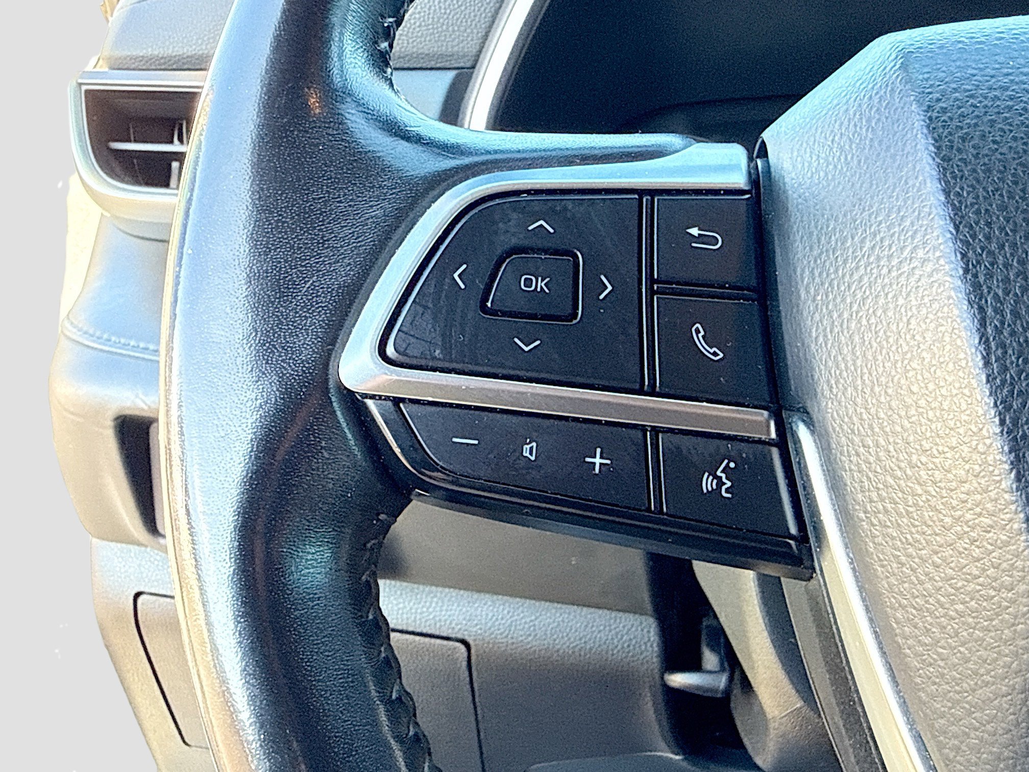 Used 2020 Toyota Highlander XLE image 39