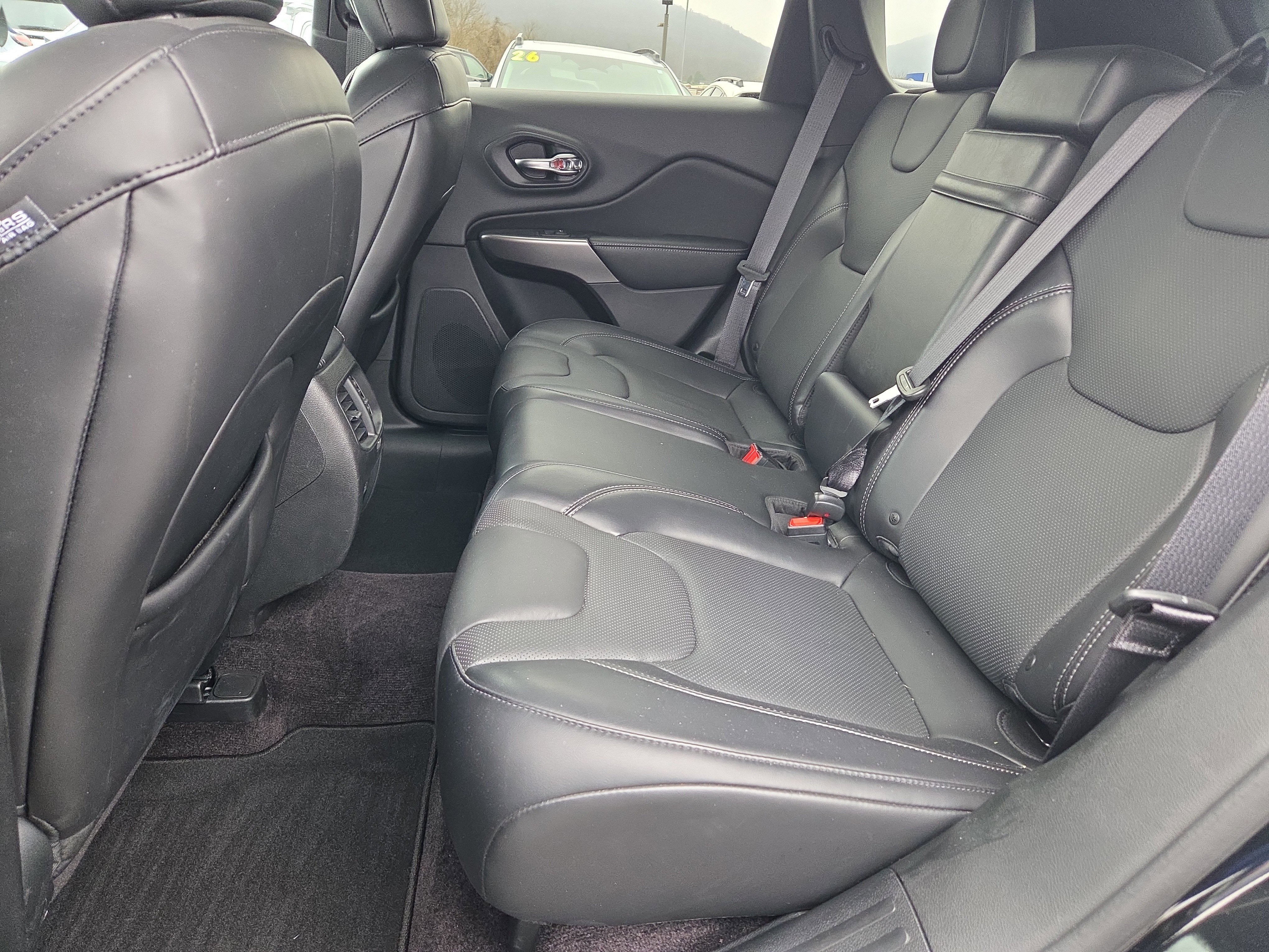 Used 2019 Jeep Cherokee Limited image 13