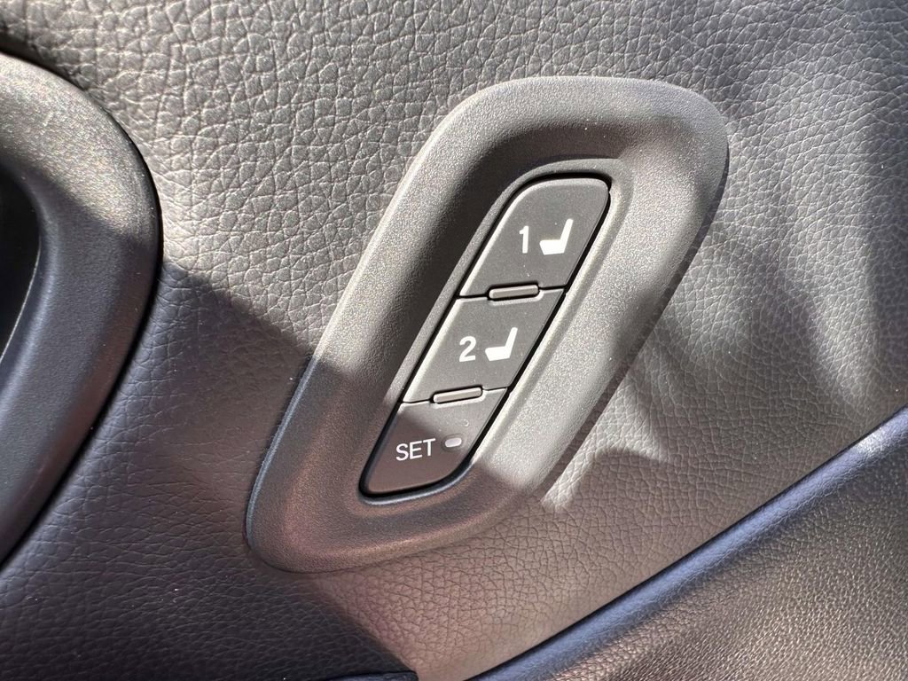 Used 2025 Honda Pilot EX-L image 10