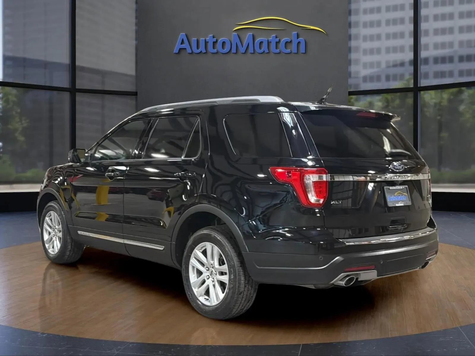 Used 2018 Ford Explorer XLT w/ Equipment Group 202A image 9