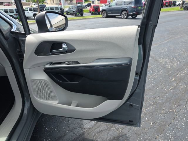Used 2023 Chrysler Pacifica Touring-L FWD image 38