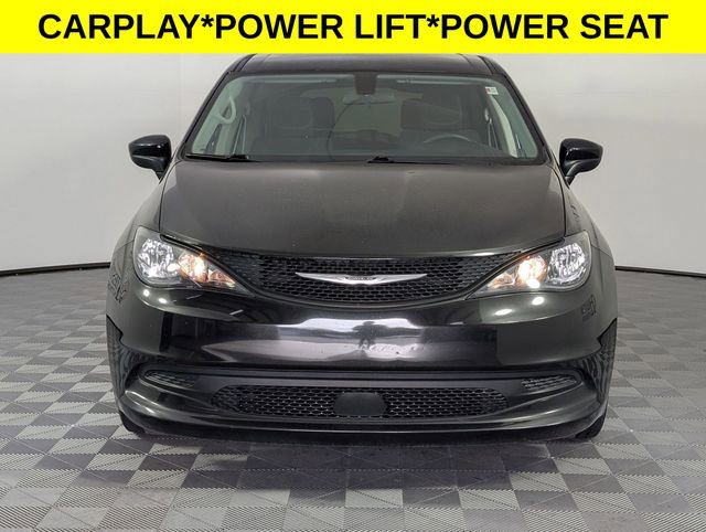 Used 2022 Chrysler Voyager LX image 3