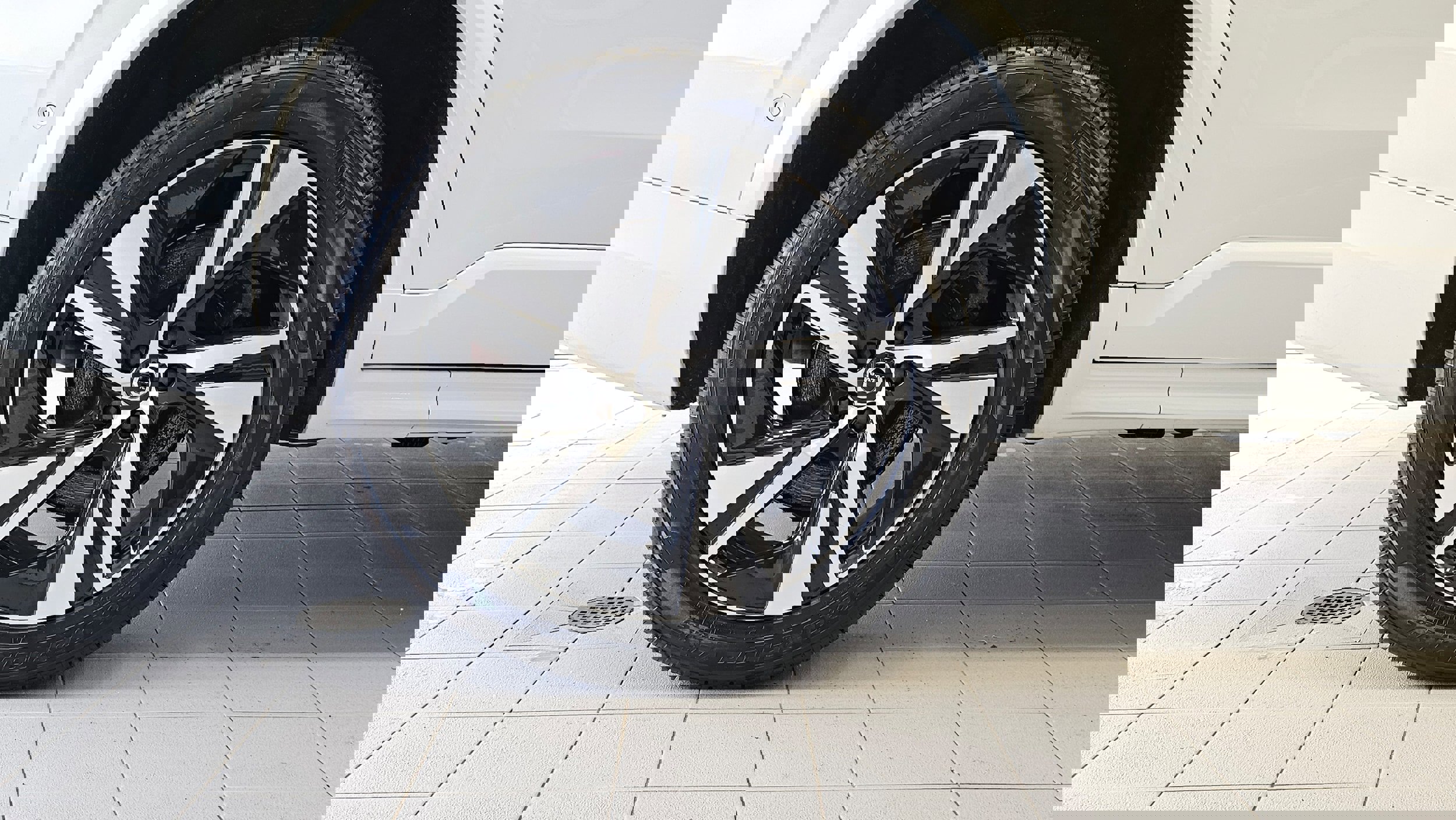 Certified 2022 Volvo XC90 T8 R-Design w/ Advanced Package image 4