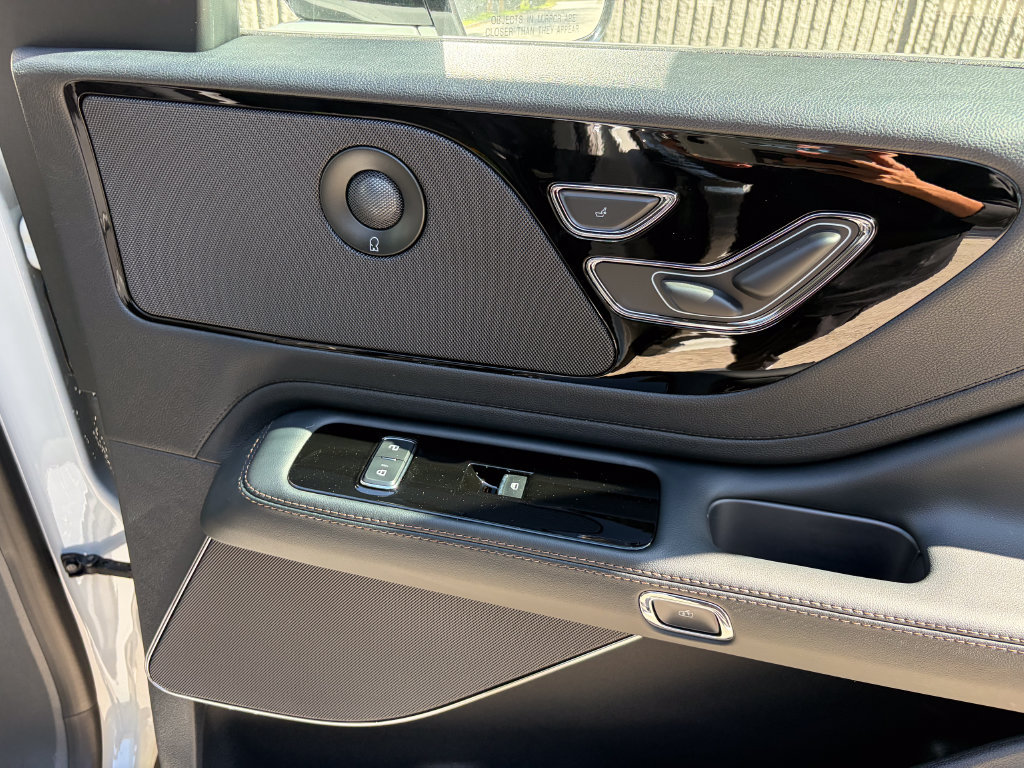 New 2027 Lincoln Aviator AWD image 34