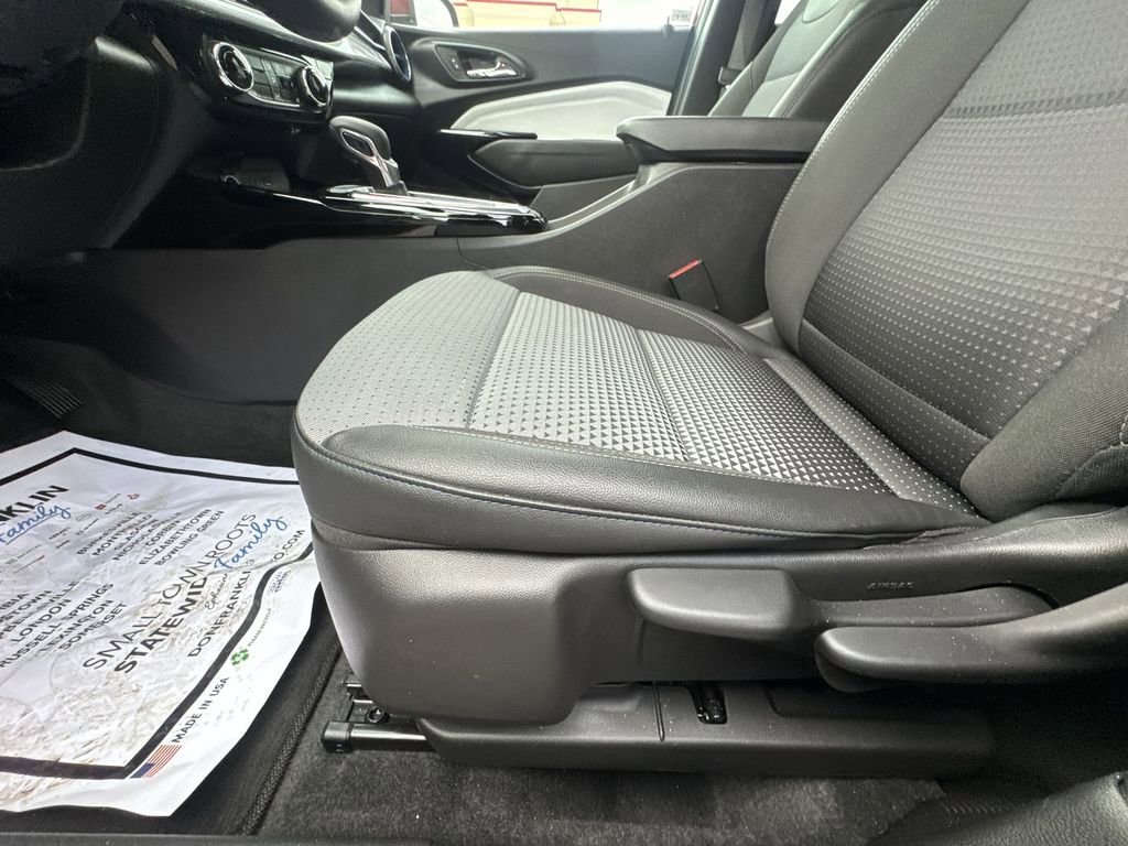Used 2025 Chevrolet Trax LT w/ LT Convenience Package FWD image 12