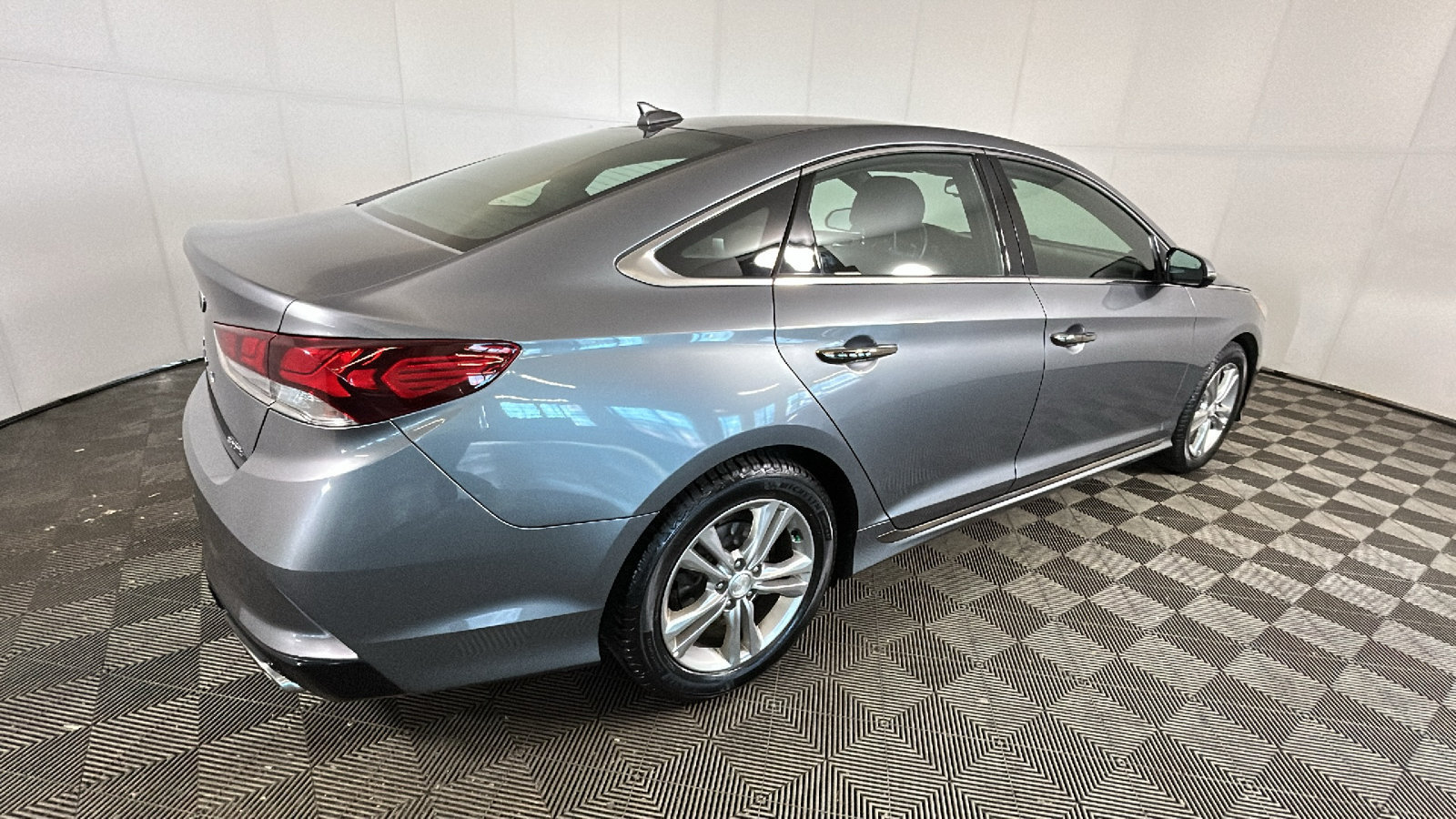 Used 2018 Hyundai Sonata Sport w/ Tech Package 05 FWD image 3