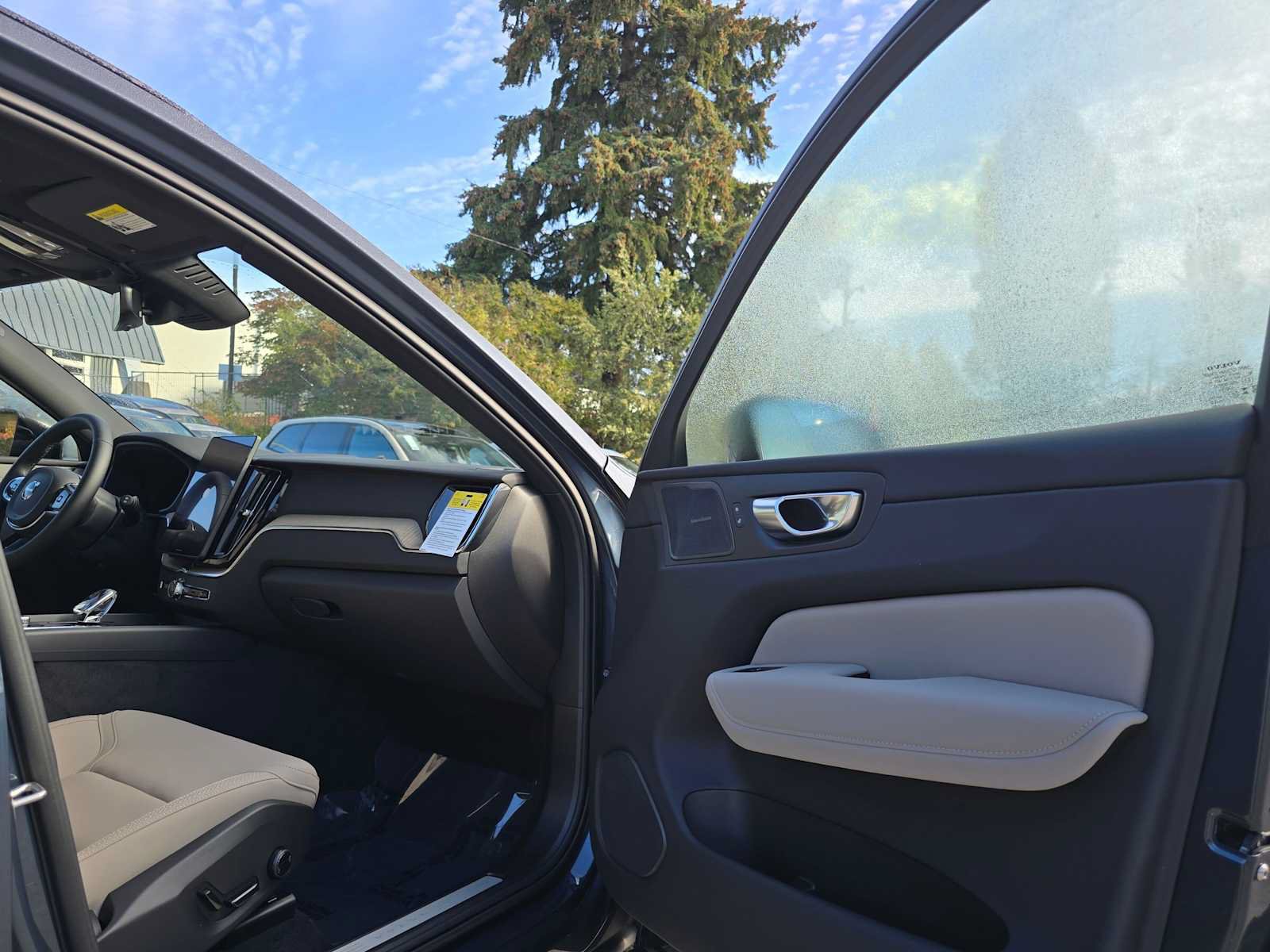 New 2027 Volvo XC60 B5 Plus AWD/4WD image 11
