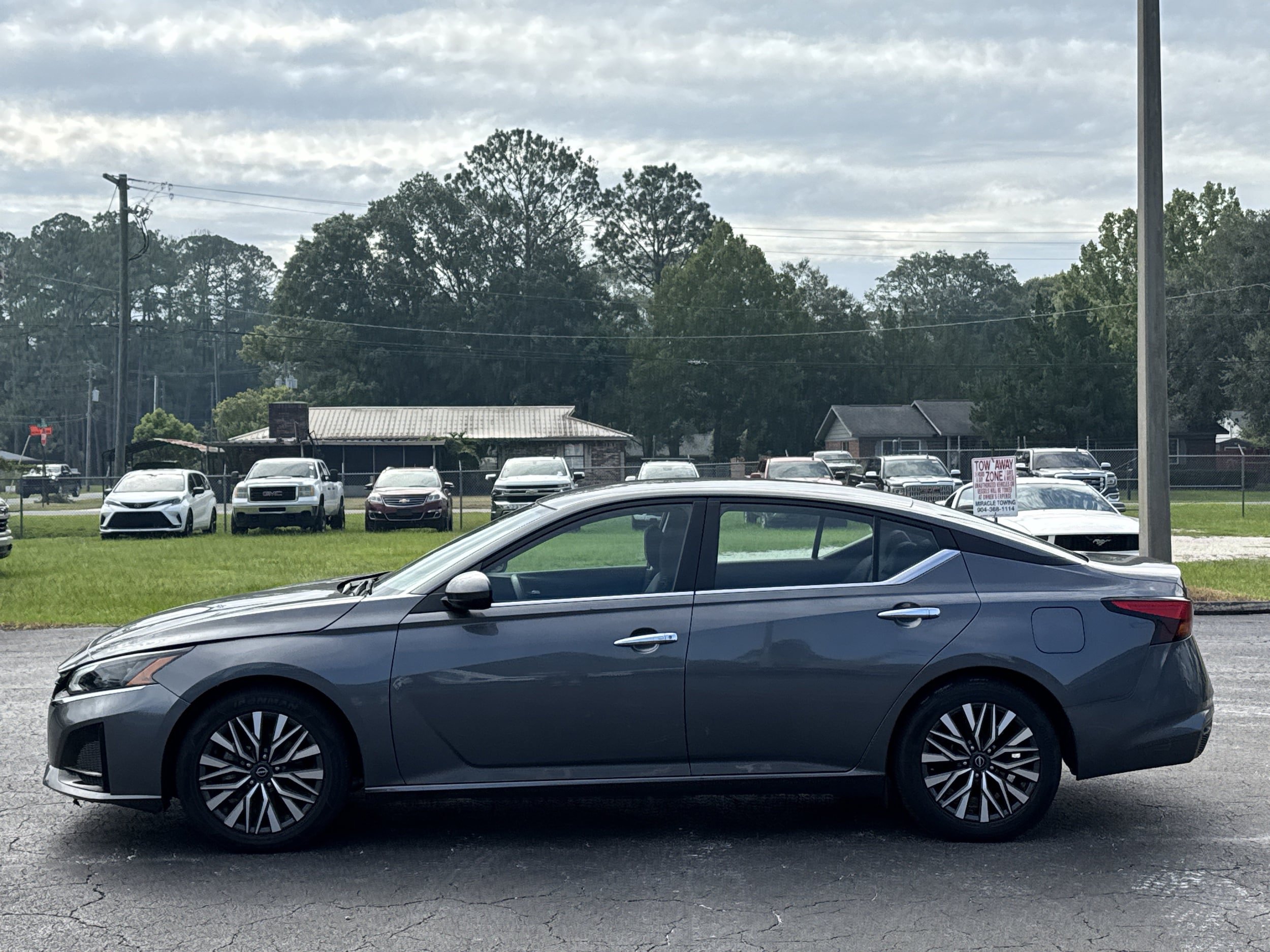 Used 2025 Nissan Altima 2.5 SV FWD image 4