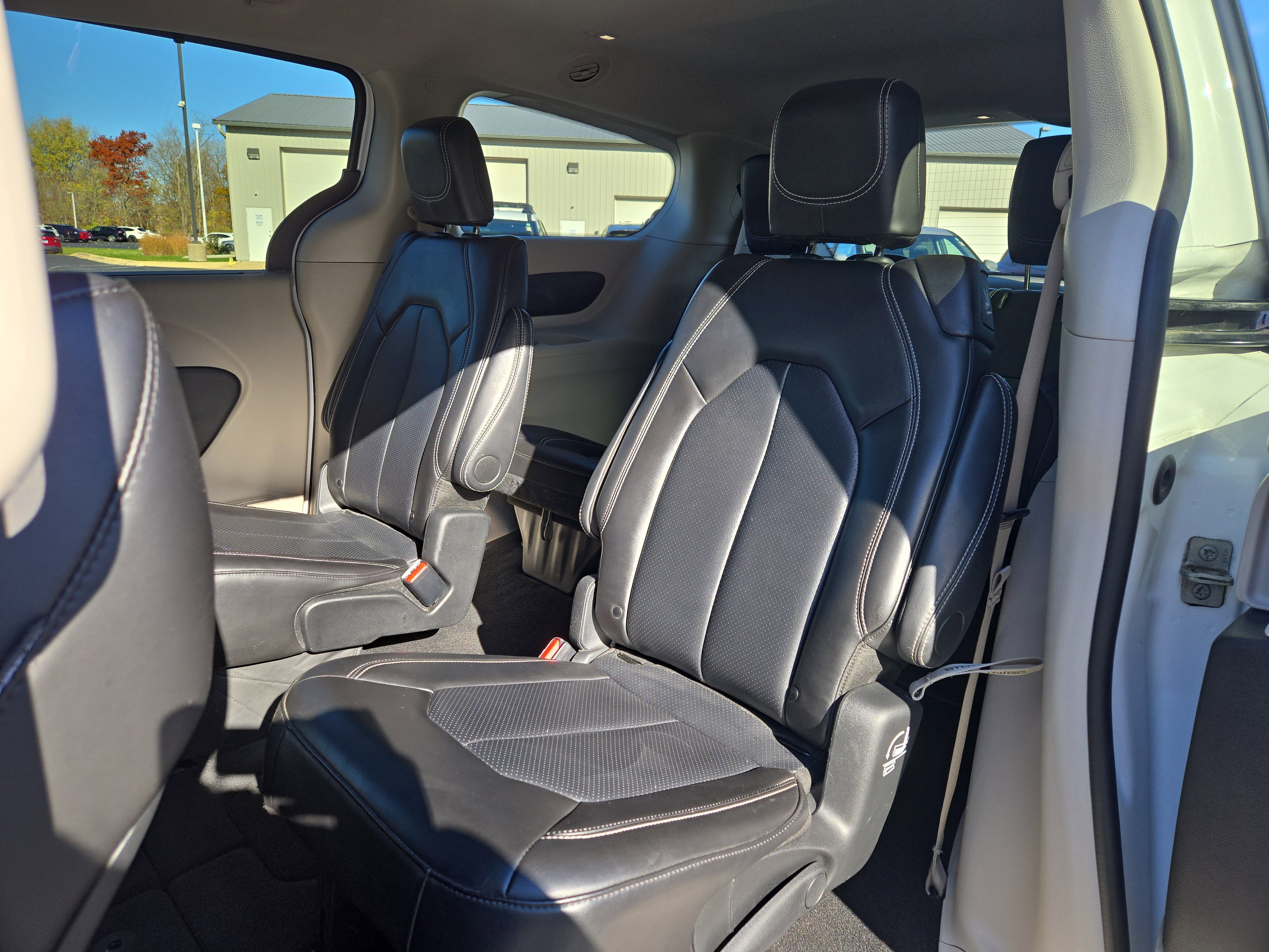 Used 2024 Chrysler Pacifica Touring-L image 26