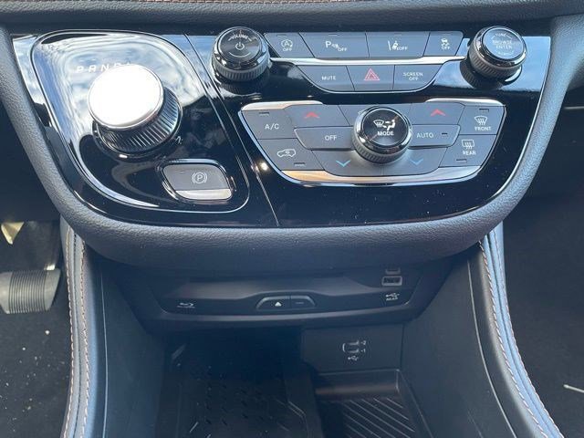 New 2026 Chrysler Pacifica Pinnacle image 17